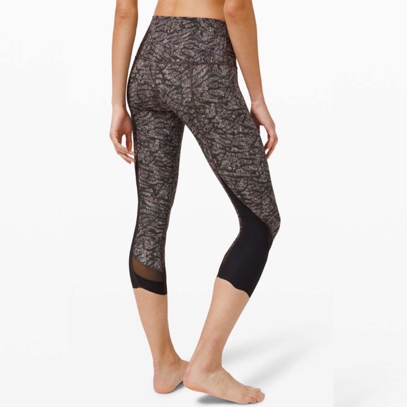 Lululemon Wunder Under Crop Scallop Full-On Luxtreme in Origami Lace Mul… - Picture 2 of 9